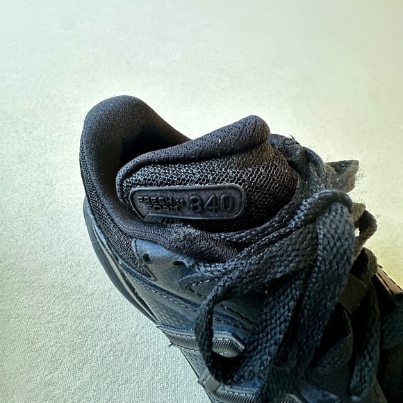 New Balance Women’s Black Leather Fresh Foam Sneakers, Size 8 Wide - Picture 3 of 11
